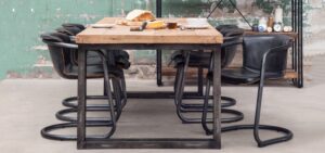Vergadertafel Mango massief eiken met industriële metalen poot